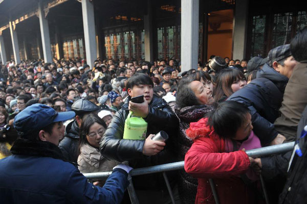 Temple distributes porridge, causing disorder