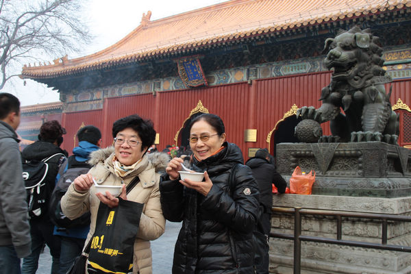 Free <EM>laba</EM> porridge at Lama Temple