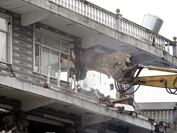 Bridge house demolished in E China