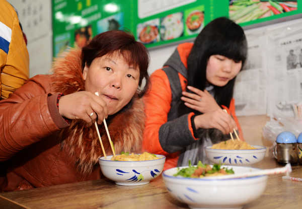 Diners respond to noodle shop plea in C China