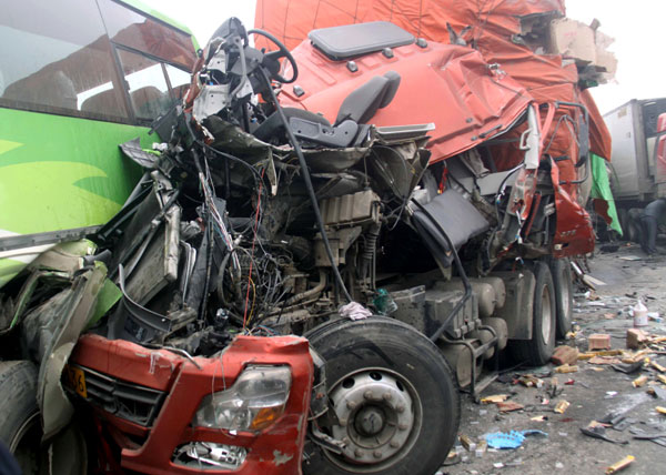 Vehicle pile-up kills 3, injures 13 in C China