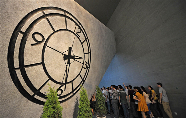 15,000 tour memorial hall on quake anniversary