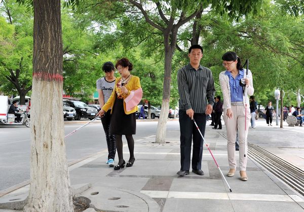 Blind people get mobility training in NW China