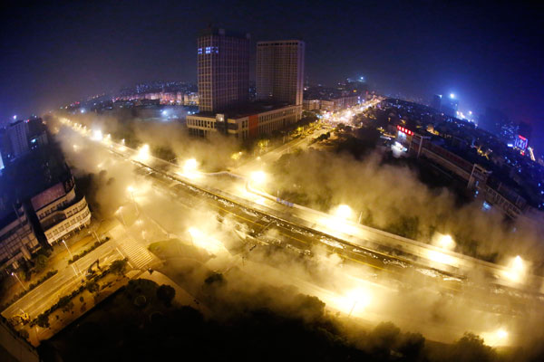 Blowing bridges in Wuhan