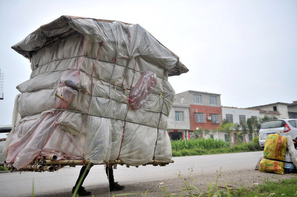 Man walks house back to hometown