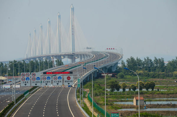 New cross-sea bridge completes construction