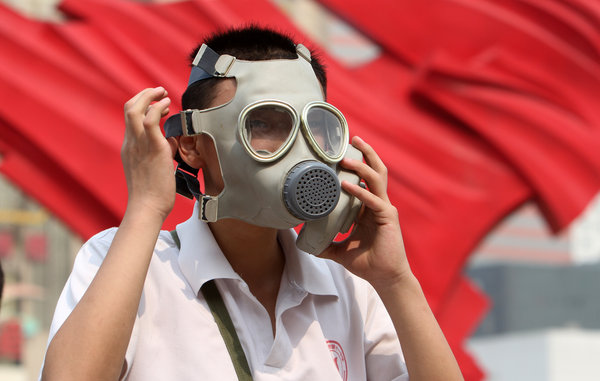 Chinese students put on duck-and-cover drill