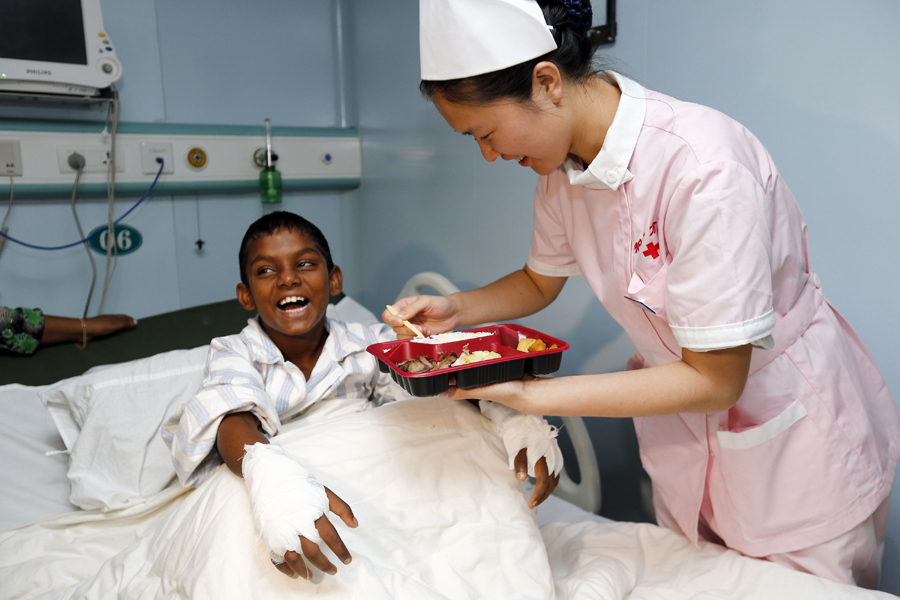 Hospital ship Peace Ark stops in Maldives