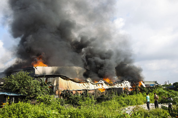 Fire in S China takes down food warehouses