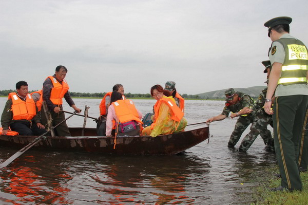 Tourists trapped by floods rescued in NW China