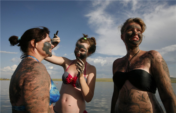 Russians enjoy black mud carnival