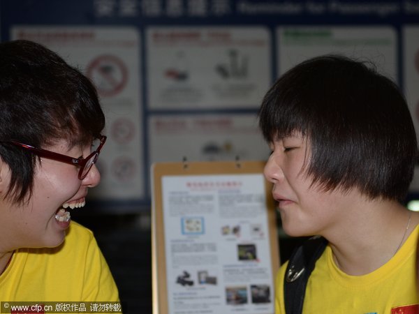 Chinese swimming stars swarmed at airport