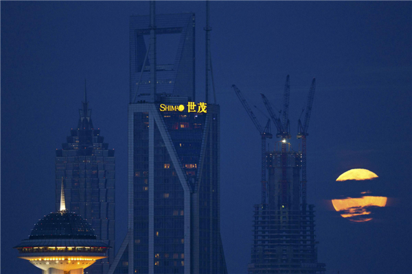 World's 2nd tallest building tops out in China