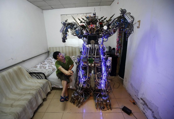 Inventor uses scrap to build robot