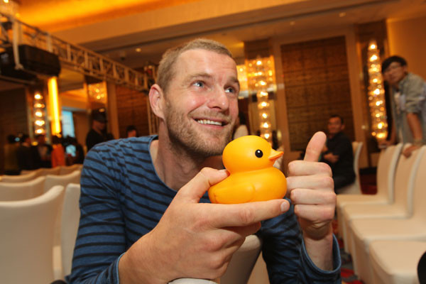 Giant rubber duck set to float in Beijing