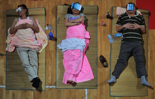 Parents sleep on floors in display of love