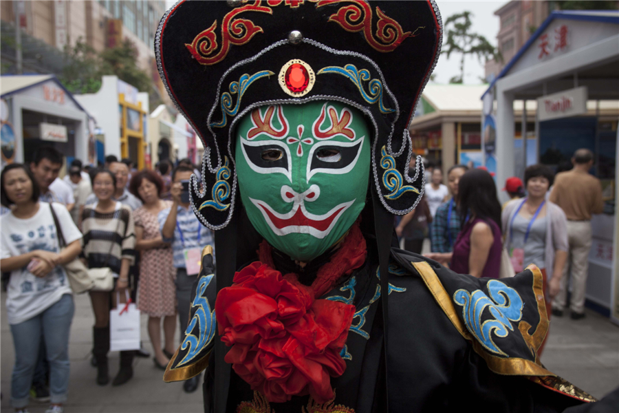 World shows flair at Beijing tourism event