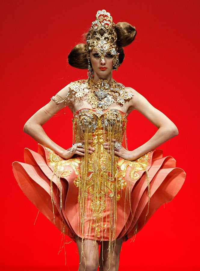 Chinese designer's creations in Singapore fashion week