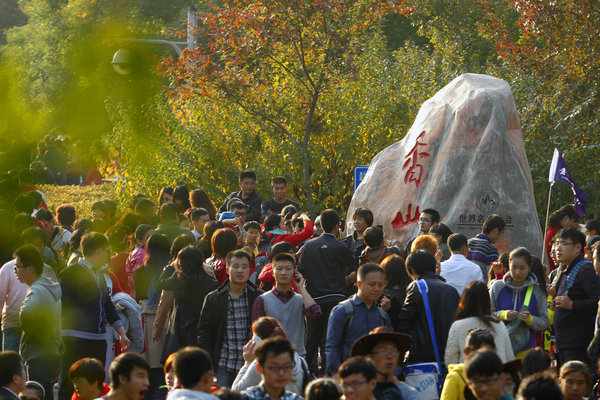 Visitors pack Fragrant Hills Park in Beijing