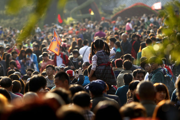 Visitors pack Fragrant Hills Park in Beijing