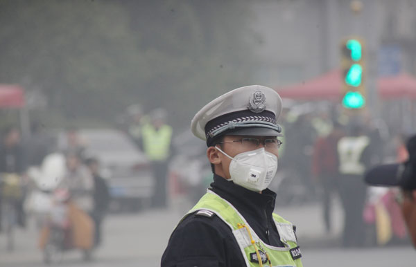 Heavy smog chokes E China