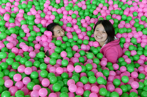 Cancer survivors fun in balloon pool