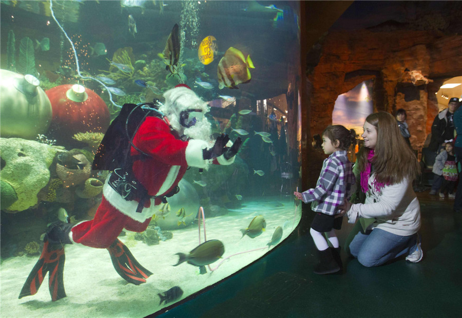 Underwater Santa meets visitors in Las Vegas