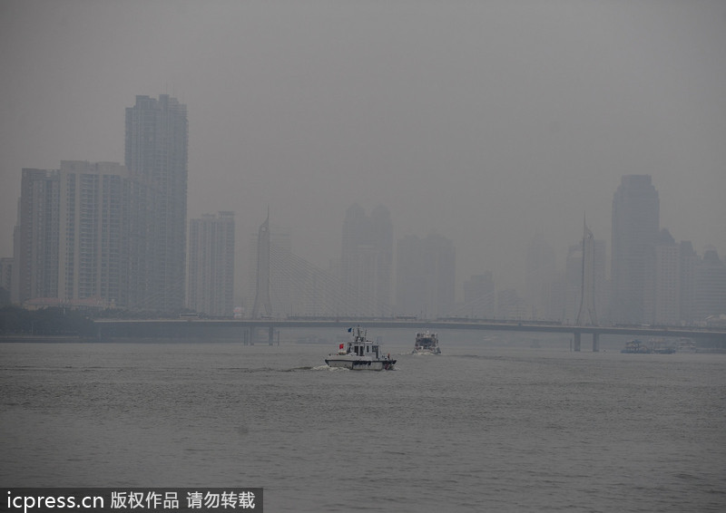 Heavy smog shrouds Guangzhou