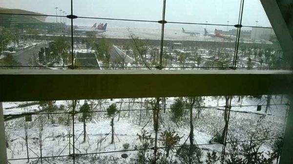 Thousands strand at Kunming airport