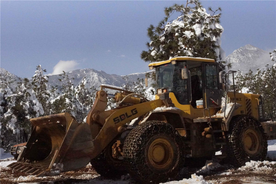 1,400 travelers stranded by snow in SW China