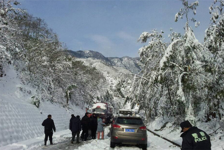 1,400 travelers stranded by snow in SW China