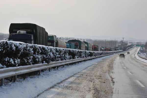 Snowfall chokes traffic in E China