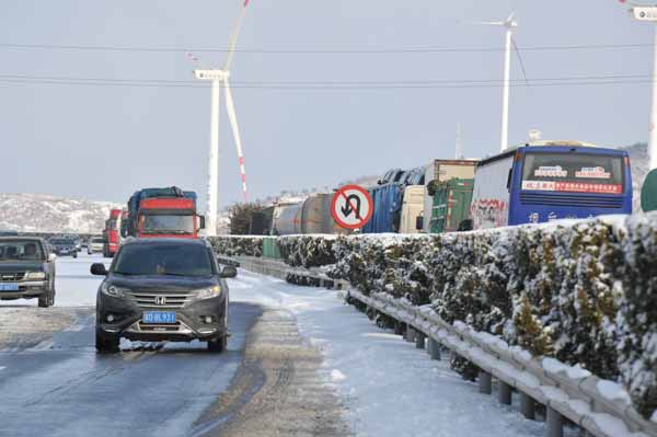 Snowfall chokes traffic in E China