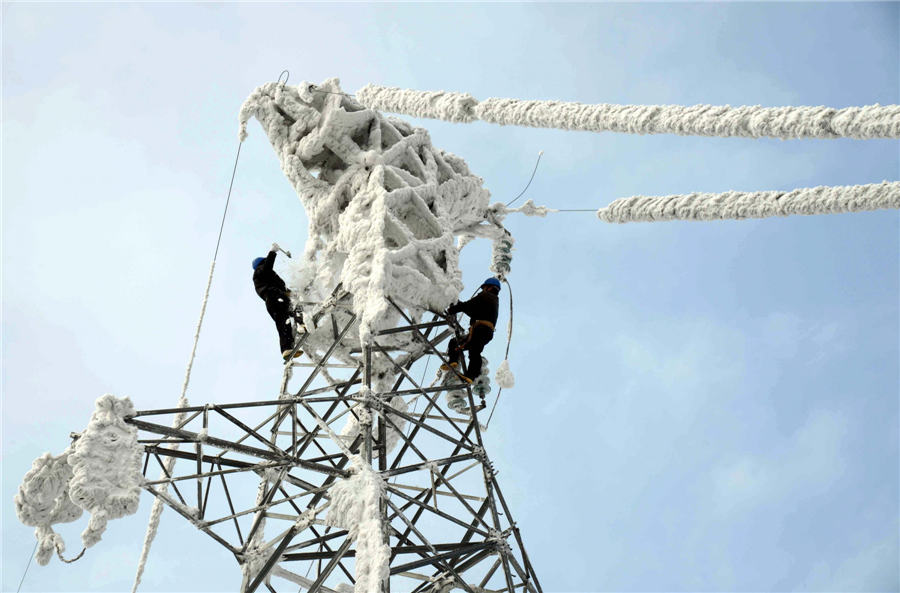 No day off for ice-scraping workers on Lantern Festival