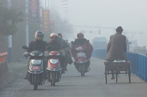 China fights air pollution as smog persists