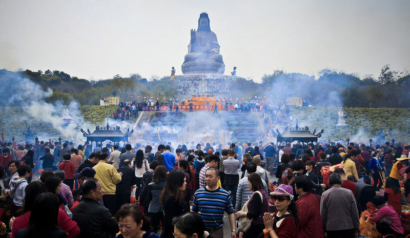 Tradition draws 100,000 to temple for blessed food