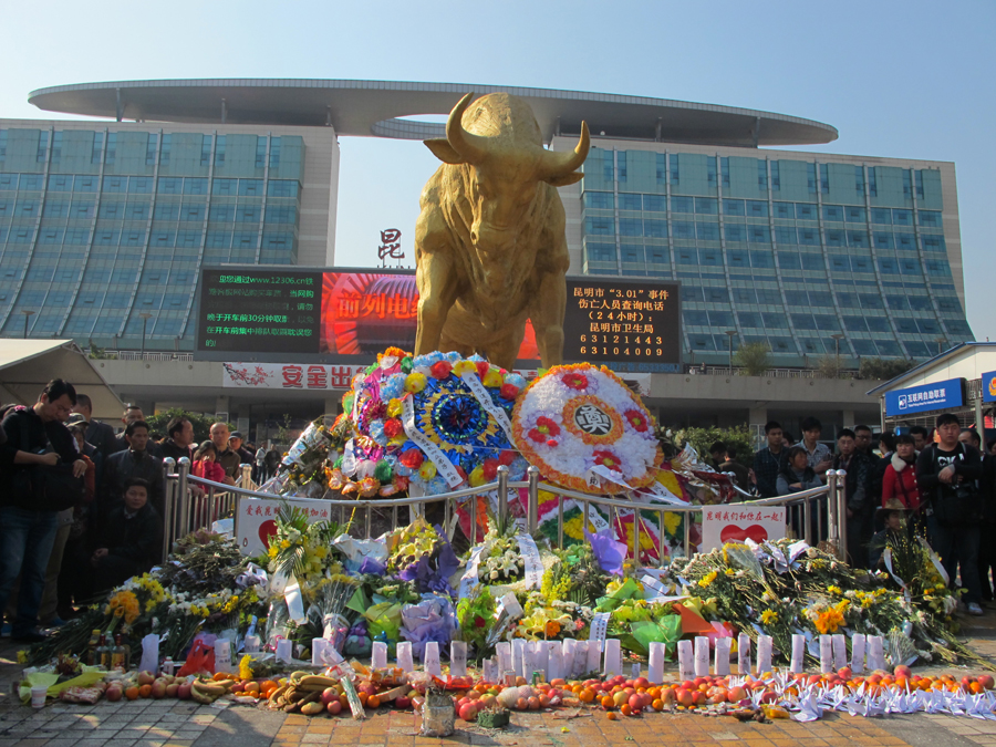 US consulate honors terror victims in Kunming