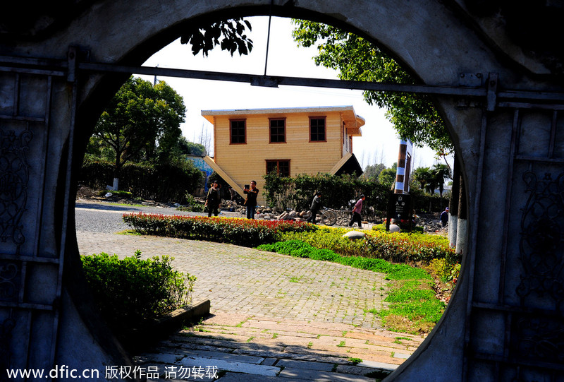 'Upside down house' attracts lots of attention