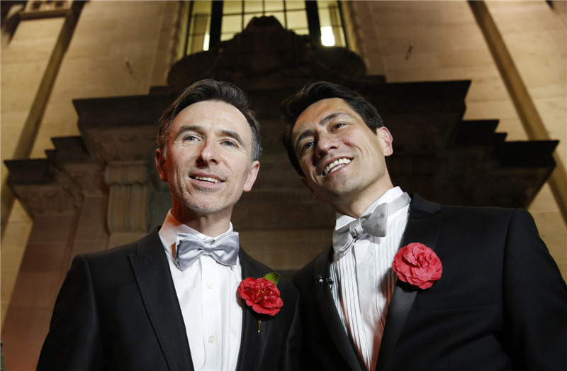 Cameron toasts Britain's first gay marriages