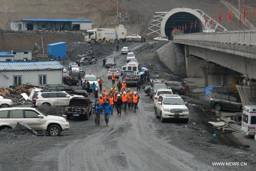 12 trapped in collapsed tunnel in NE China