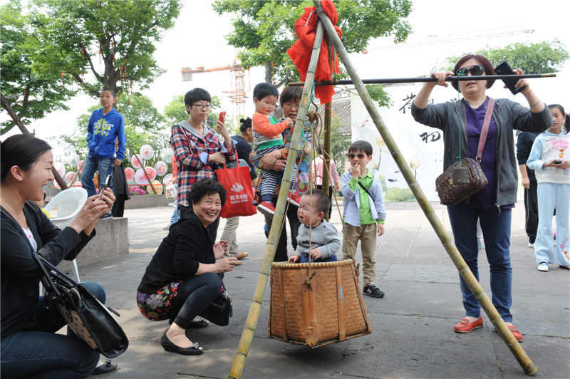 Bright smiles beckon China's lunar summer