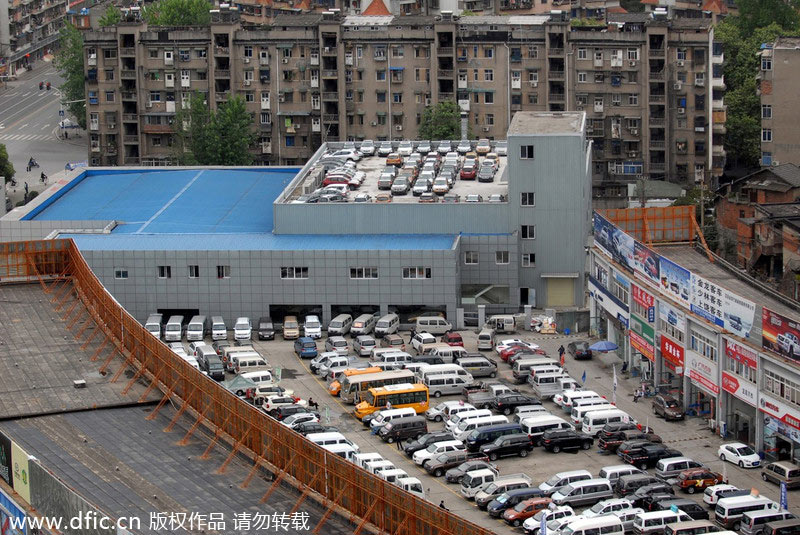 Car parking on roof sparks safety concerns