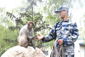 A welcome salute for Kyrgyz leader in Shanghai