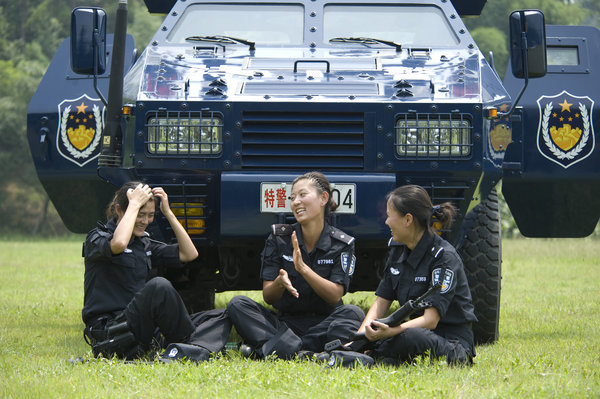 Photo special: Hard training of female SWAT