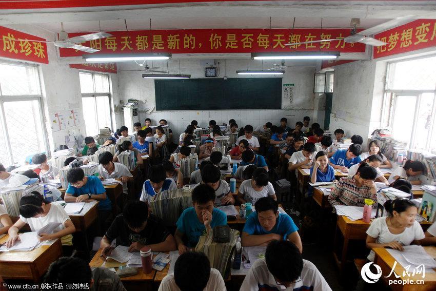 Slogans prepare students for <EM>gaokao</EM>