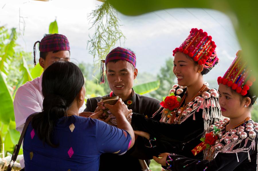 Quake fails to stop Yunnan wedding