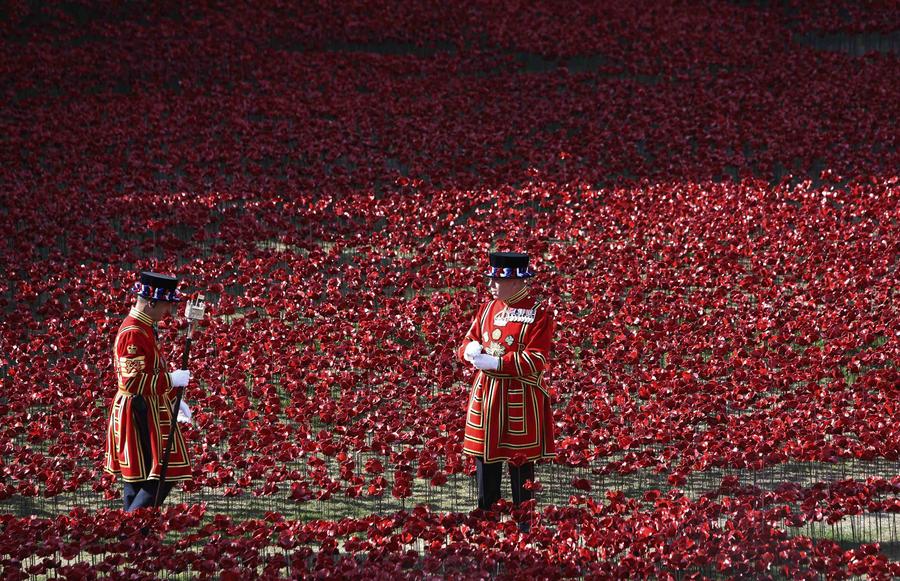 Britain's royal family commemorates WWI