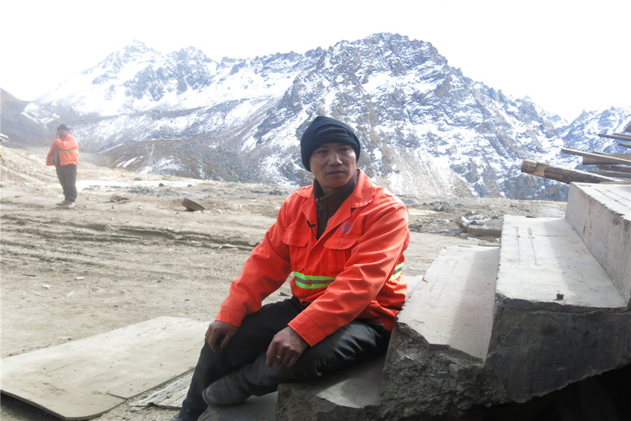 Highway maintenance team on Qinghai-Tibetan Plateau