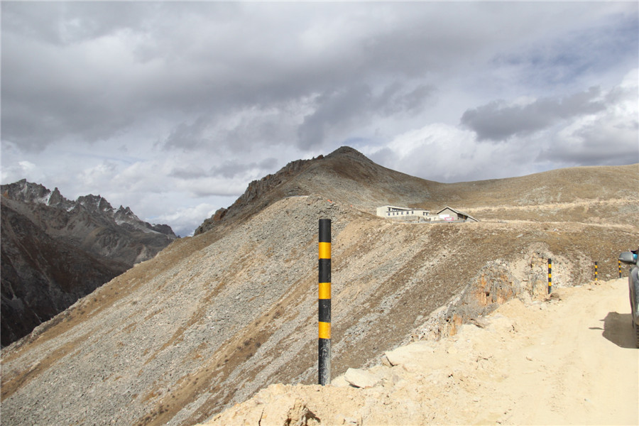 Highway maintenance team on Qinghai-Tibetan Plateau