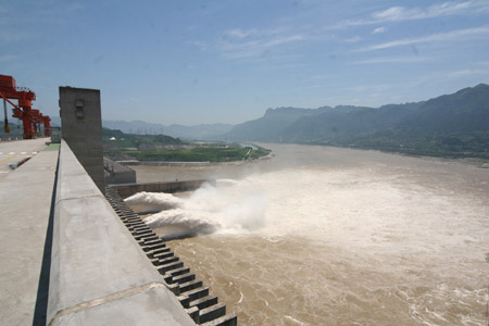 Three Gorges Dam open holes for sluicing mounting flood